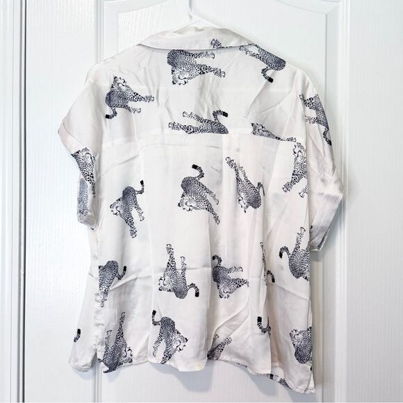 Vine & Love Women’s White Satin Leopard Print Button Down Blouse Size Large NWT - Picture 3 of 8